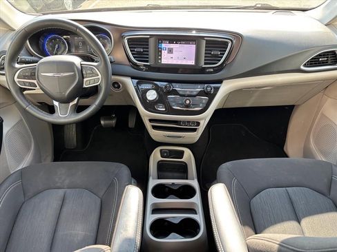 Used 2023 Chrysler Voyager LX FWD image 4