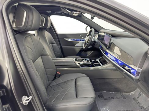 Used 2023 BMW i7 xDrive60 w/ Parking Assistance Package image 17