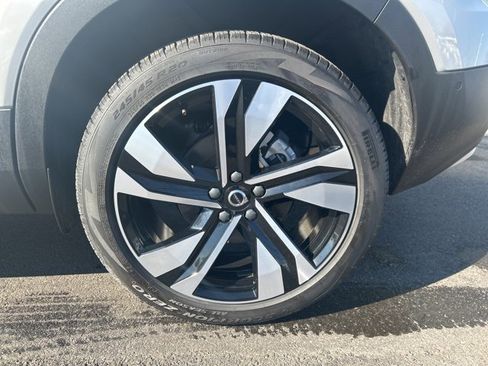 Certified 2025 Volvo XC40 B5 Plus image 9