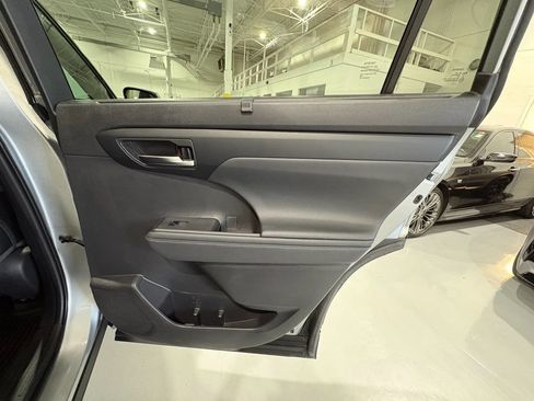 Used 2021 Toyota Highlander XLE AWD/4WD image 50