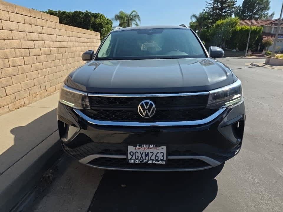 Used 2023 Volkswagen Taos SE w/ Black Wheel Package FWD image 2