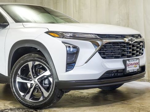 New 2026 Chevrolet Trax RS w/ Sunroof Package FWD image 3