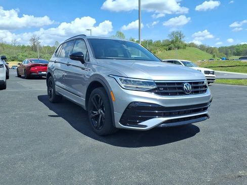 Used 2023 Volkswagen Tiguan SE R-Line FWD image 4