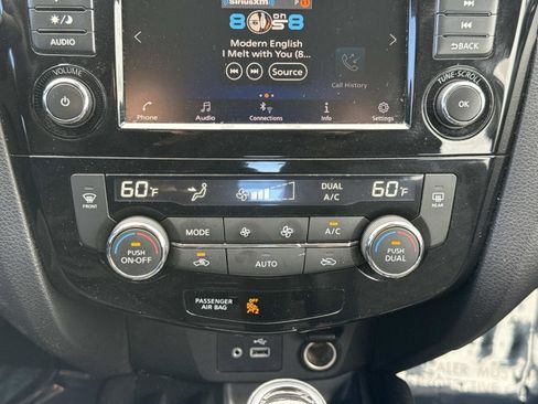 Used 2022 Nissan Rogue Sport SV w/ Technology Package image 11