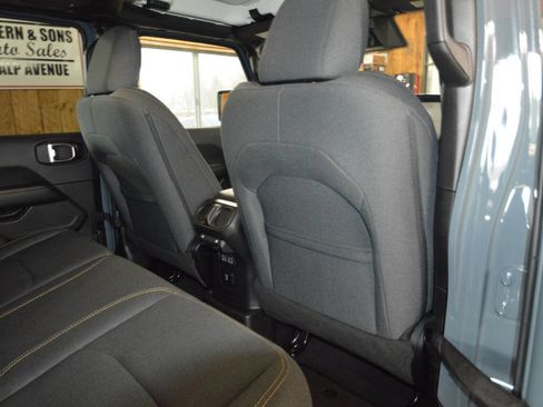 Used 2025 Jeep Wrangler Unlimited Sahara image 16