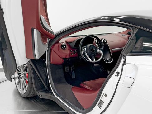 Used 2021 McLaren GT RWD image 22