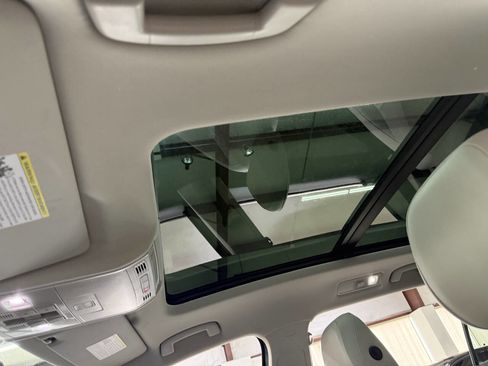 Used 2020 Volkswagen Tiguan SE w/ Panoramic Sunroof Package image 30