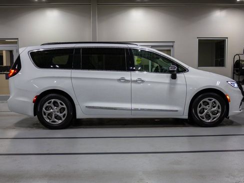 Used 2023 Chrysler Pacifica Limited image 6