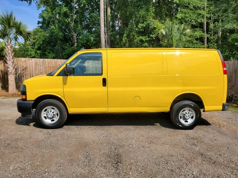 Used 2021 Chevrolet Express 2500 RWD image 3