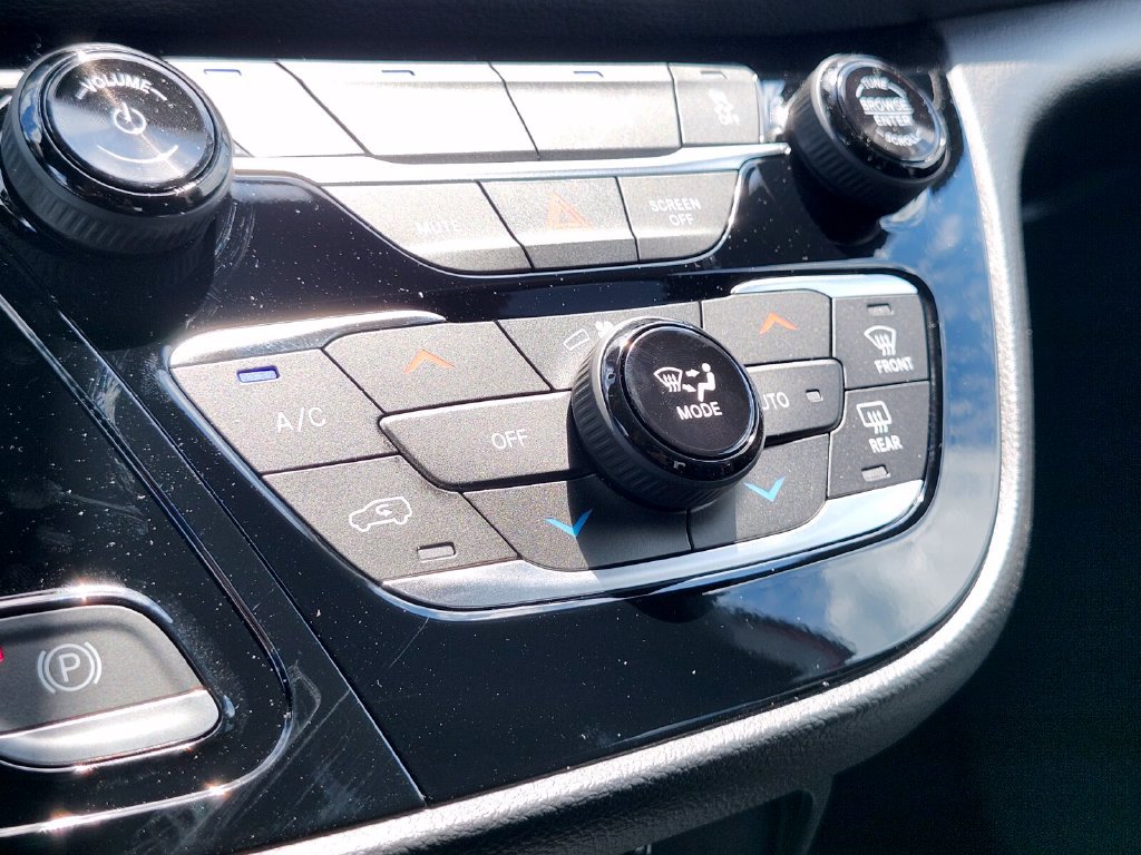 New 2027 Chrysler Pacifica Select AWD/4WD image 25