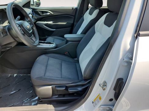 Used 2024 Chevrolet Trax LS w/ LS Convenience Package FWD image 9