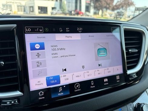 Used 2024 Chrysler Pacifica Touring-L FWD image 27