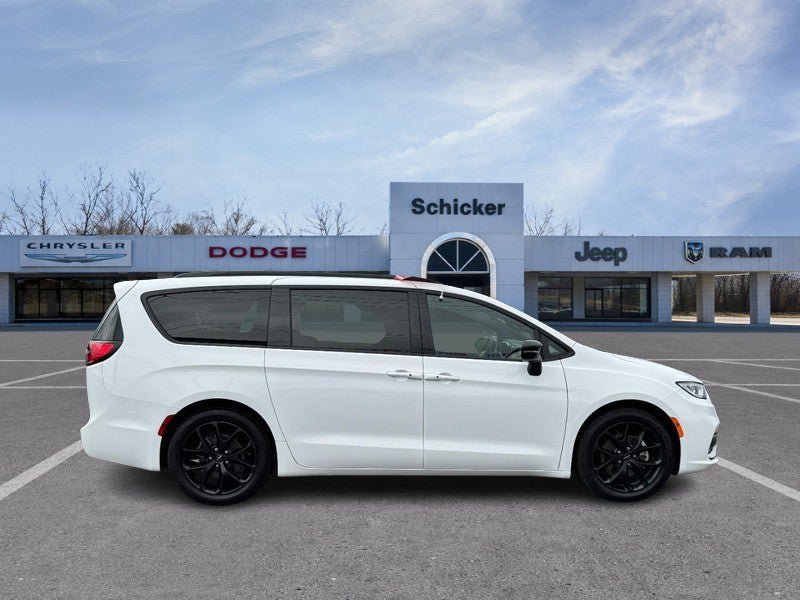 Used 2025 Chrysler Pacifica Limited FWD image 2