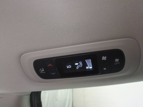 Used 2017 Chrysler Pacifica Touring FWD image 17