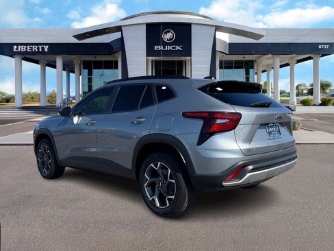 Used 2025 Chevrolet Trax LT w/ Driver Confidence Package image 6