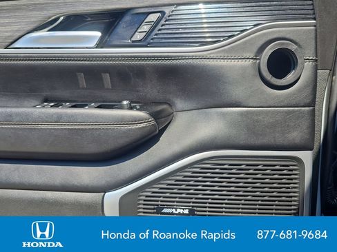 Used 2024 Jeep Wagoneer Series III AWD/4WD image 29