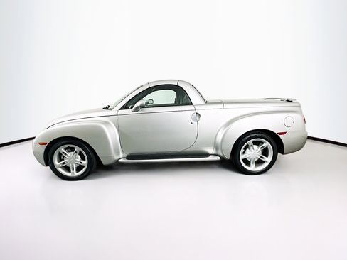 Used 2004 Chevrolet SSR w/ Preferred Equipment Group RWD image 4