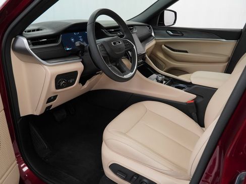 Certified 2025 Jeep Grand Cherokee Limited AWD/4WD image 17