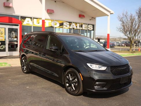 Used 2021 Chrysler Pacifica Touring w/ Uconnect Theater Family Group image 3