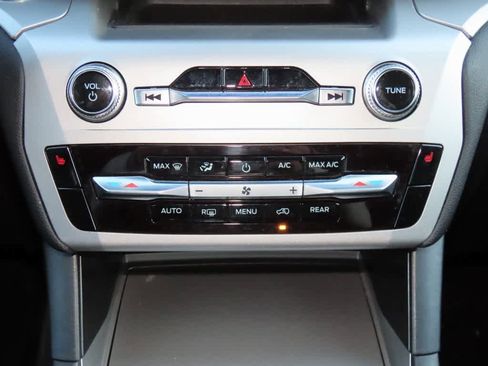 Used 2022 Ford Explorer XLT image 21