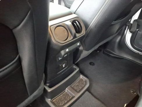 Used 2020 Jeep Wrangler Unlimited Sahara image 12