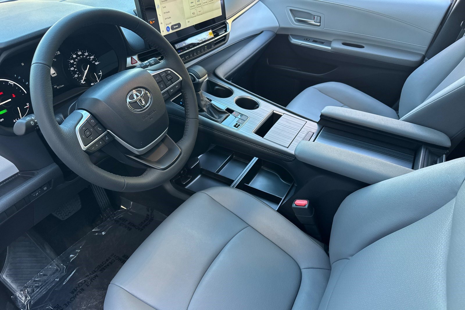 Used 2025 Toyota Sienna XLE w/ XLE Plus Package AWD/4WD image 4