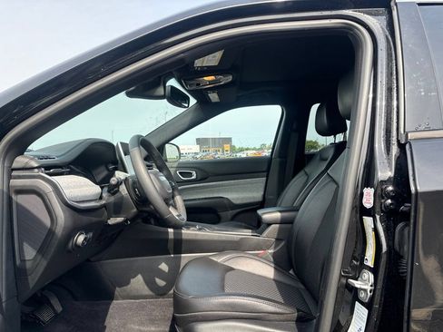 Used 2025 Jeep Compass Latitude w/ Sun & Sound Group AWD/4WD image 10