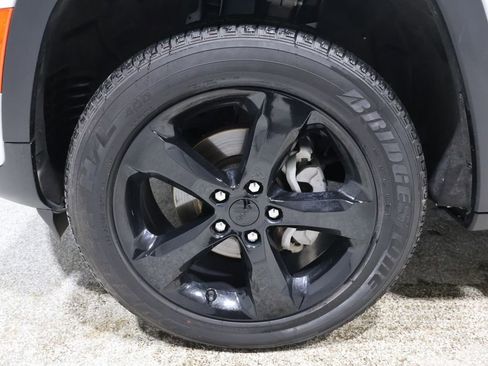 Used 2023 Jeep Grand Cherokee Altitude image 9