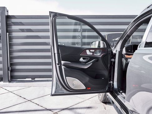 Used 2025 Mercedes-Benz Maybach GLS 600 4MATIC image 31