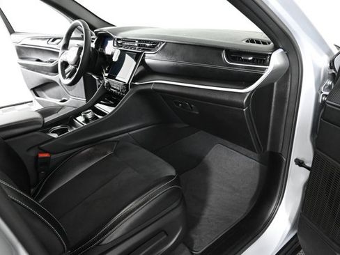 Used 2024 Jeep Grand Cherokee Altitude image 10