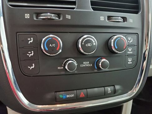 Used 2012 Dodge Grand Caravan SE image 16