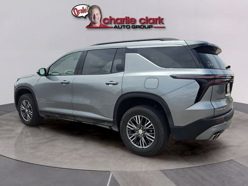 Used 2025 Chevrolet Traverse LT FWD image 4