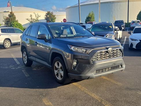 Used 2019 Toyota RAV4 XLE w/ Convenience Package FWD image 3