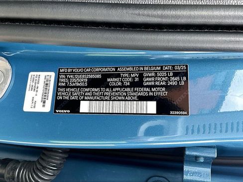 Used 2025 Volvo XC40 B5 Plus image 45