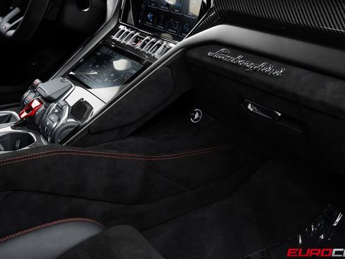 Used 2024 Lamborghini Urus Performante AWD/4WD image 40