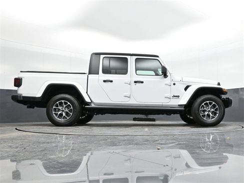 Used 2024 Jeep Gladiator Sport image 38
