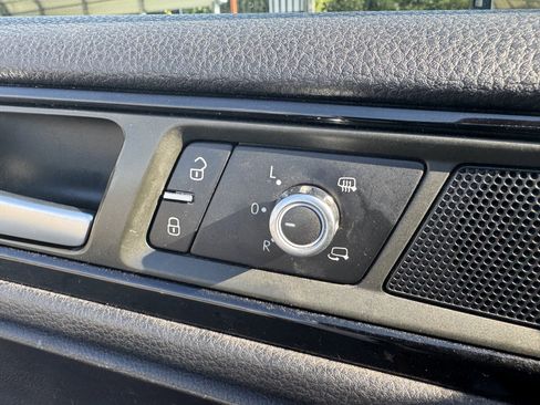 Used 2014 Volkswagen Touareg TDI image 19