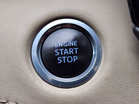 Used 2021 Toyota Highlander XLE FWD image 19