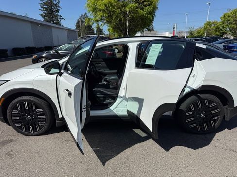 Certified 2026 Nissan Leaf Platinum+ w/ Cargo Package (Platinum+) FWD image 17