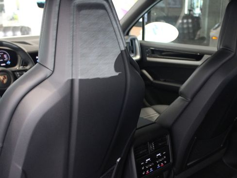 Certified 2025 Porsche Cayenne image 28
