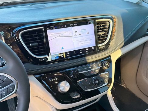 Used 2022 Chrysler Pacifica Limited image 28