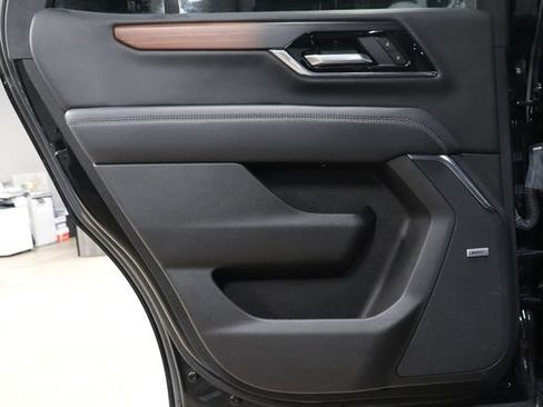 Used 2025 GMC Yukon Denali AWD/4WD image 13