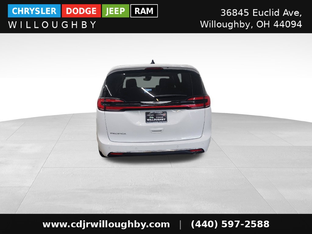 Used 2025 Chrysler Pacifica Select FWD image 8