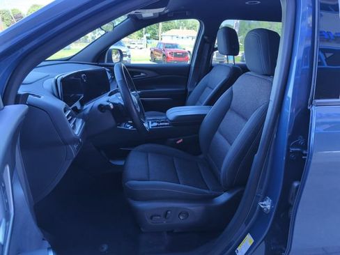 Used 2024 Chevrolet Traverse LT FWD image 11