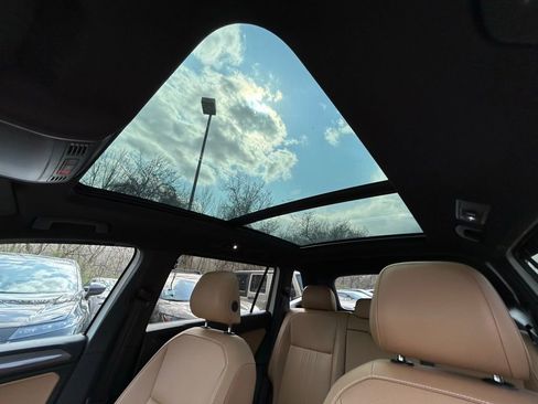 Used 2024 Volkswagen Tiguan SE w/ Panoramic Sunroof Package image 5