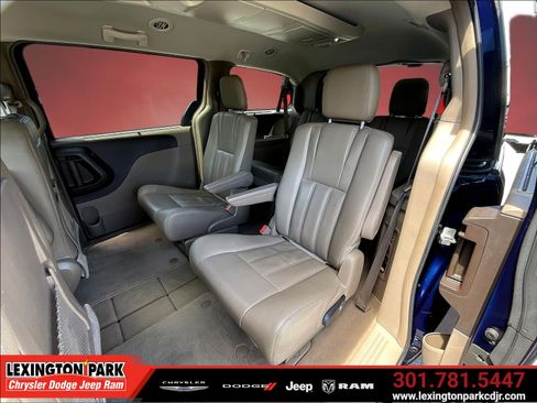 Used 2015 Chrysler Town & Country Touring w/ Driver Convenience Group FWD image 21