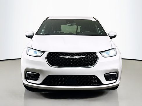 Used 2023 Chrysler Pacifica Touring FWD image 2
