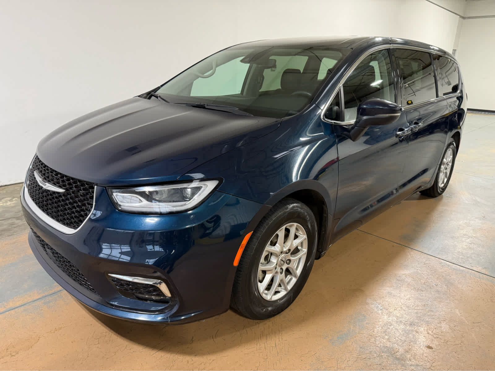 Used 2023 Chrysler Pacifica Touring-L FWD image 1