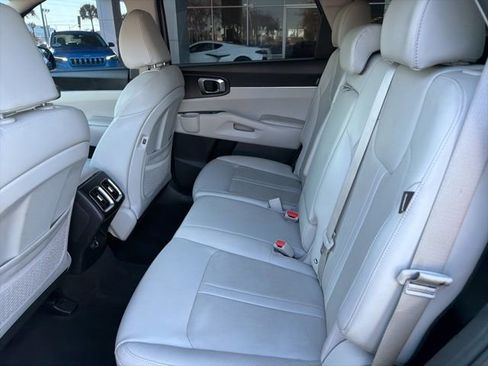 Used 2024 Kia Sorento S w/ Panoramic Sunroof Package image 9