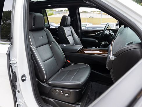 Used 2023 Cadillac Escalade Premium Luxury image 18